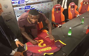 Antonio Rudiger autografa la sua nuova maglia