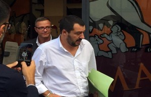 Salvini esce dal Roma Store di P.za Colonna