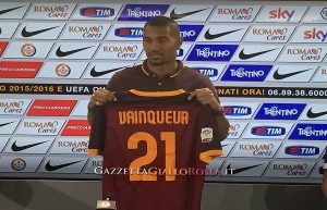 Vainqueur posa con la sua nuova maglia