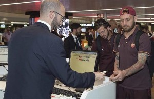 De Rossi a Fiumicino (foto twitter AS Roma)