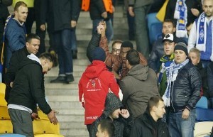 Un'immagine dell'aggressione ai tifosi di colore durante il match di Champions.