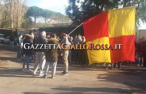 Tifosi fuori Trigoria