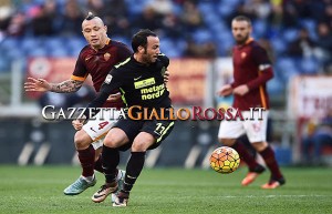 Nainggolan contrasta Pazzini