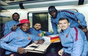 Nura, Sadiq, Zukanovic, Ruediger e Dzeko in treno (foto asroma)