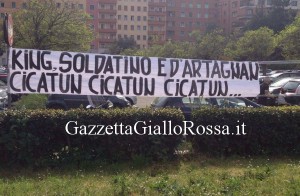 Striscione contro la Polizia a cavallo