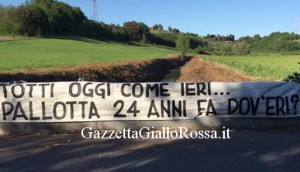 Striscione a Trigoria