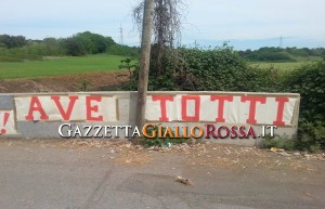 striscione trigoria totti