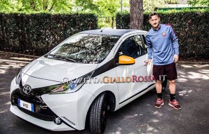 Francesco Totti con la Toyota Aygo