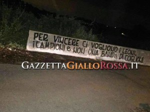 Striscione appeso a Trigoria