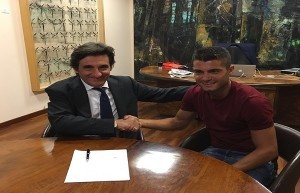 Iago Falque firma con Cairo (foto torinofc.it)