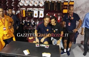 Totti firma autografi