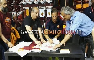 Totti firma autografi nel Roma Store di Pinzolo