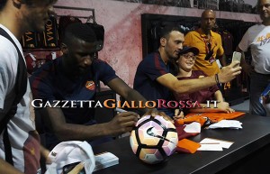 Rudiger e Toro firmano autografi nike store pinzolo