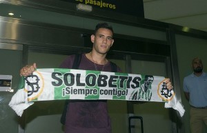 Sanabria posa con la sciarpa del Betis Siviglia (foto marca.com)