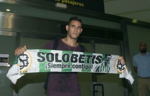 Sanabria posa con la sciarpa del Betis Siviglia