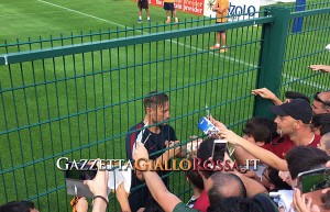Totti a Pinzolo firma autografi
