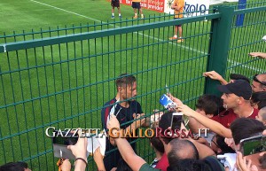 Totti firma autografi