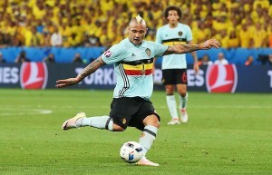 NICE, FRANCE - JUNE 22:  Radja Nainggolan of Belgium scores his team's first goal during the UEFA EURO 2016 Group E match between Sweden and Belgium at Allianz Riviera Stadium on June 22, 2016 in Nice, France.  (Photo by Alex Livesey/Getty Images)