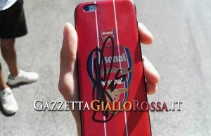 L'autografo di Szczensy sulla cover Arsenal