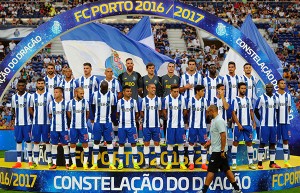 FC Porto's coach Nuno Espirito Santo walks next his players during the team presentation of the Portuguese first league in Porto, on August 6, 2016. / AFP / MIGUEL RIOPA (Photo credit should read MIGUEL RIOPA/AFP/Getty Images)