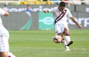 Iago Falque calcia la punizione che batte Sportiello