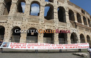 striscione-totti-colosseo