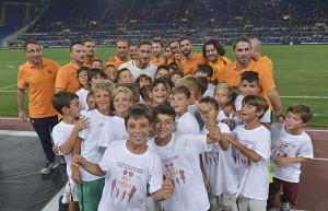 ROME, ITALY - SEPTEMBER 03:  AS Roma player Francesco Totti with children of AS Roma football school before the friendly match between AS Roma and San Lorenzo at Stadio Olimpico on September 3, 3016 in Rome, Italy.  (Photo by Luciano Rossi/AS Roma via Getty Images)