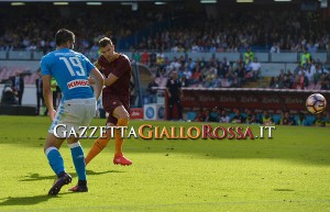 NAPLES, ITALY - OCTOBER 15: Edin Dzeko of AS Roma scores a goal during the Serie A match between SSC Napoli and AS Roma at Stadio San Paolo on October 15, 2016 in Naples, Italy. (Photo by Luciano Rossi/AS Roma via Getty Images)