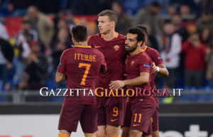 ROME, ITALY - NOVEMBER 24:  AS Roma players celebrate the goal during the UEFA Europa League match between AS Roma and FC Viktoria Plzen at Olimpico Stadium on November 24, 2016 in Rome, .  (Photo by Luciano Rossi/AS Roma via Getty Images)