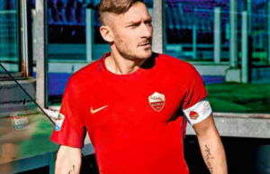 Totti con la maglia speciale per il derby