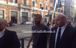 L'arrivo di De Rossi al Roma Store