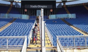 Le barriere montate all'Olimpico (foto: La Repubblica)