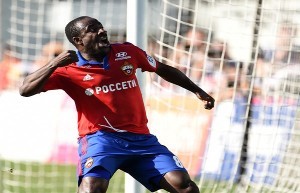 Seydou Doumbia esulta dopo aver segnato nel derby con la Lokomotiv