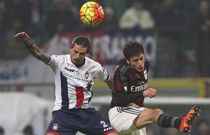 MILAN, ITALY - DECEMBER 01: Davide Calabria (R) of AC Milan competes for the ball with Adrian Stoian (L) of FC Crotone during the TIM Cup match between AC Milan and FC Crotone at Stadio Giuseppe Meazza on December 1, 2015 in Milan, Italy. (Photo by Marco Luzzani/Getty Images)