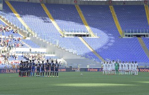 ROME, ITALY - SEPTEMBER 03:  The teams observe one minute of silence in respect of the victims of the Italy earthquake during the friendly match between AS Roma and San Lorenzo at Stadio Olimpico on September 3, 2016 in Rome, Italy.  (Photo by Luciano Rossi/AS Roma via Getty Images)